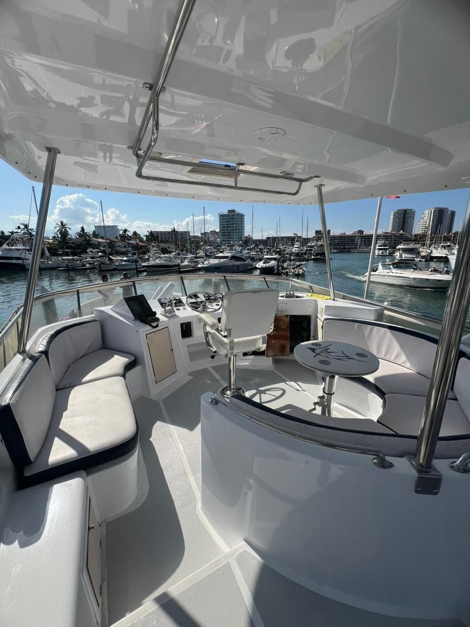 Flybridge helm and seating